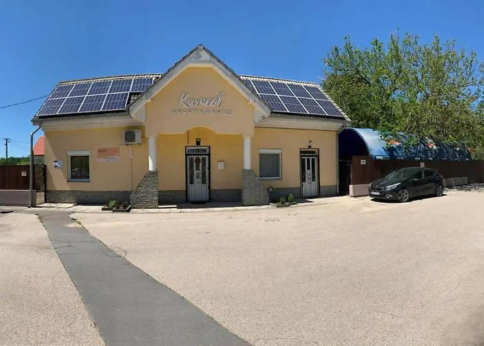 Karneol Apartmanhaz דירה *