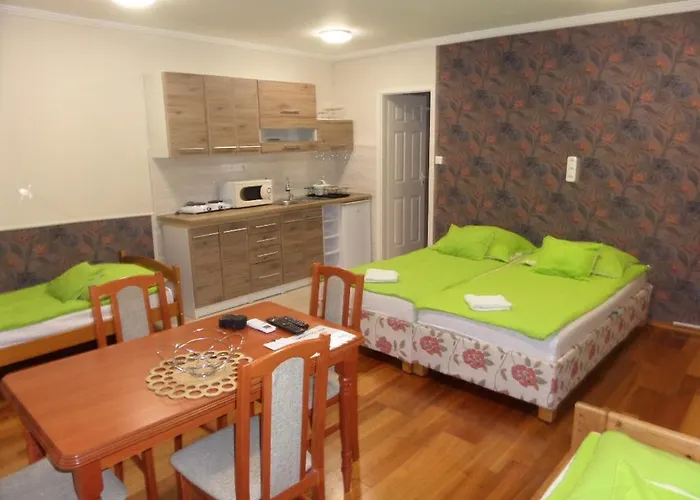 דירה Karneol Apartmanhaz *