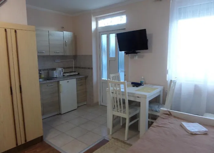 Karneol Apartmanhaz דירה *